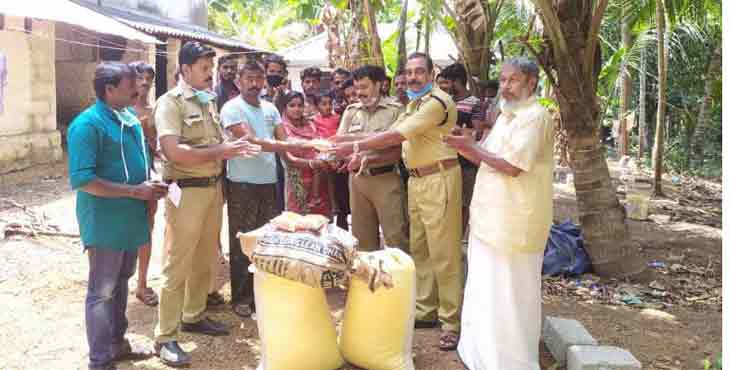 ഇതരസംസ്ഥാന തൊഴിലാളികള്ക്ക് സൗകര്യമൊരുക്കി ഇലവുംതിട്ട ജനമൈത്രി പോലീസ് ഇതരസംസ്ഥാന തൊഴിലാളികള്ക്ക് സൗകര്യമൊരുക്കി ഇലവുംതിട്ട ജനമൈത്രി പോലീസ്