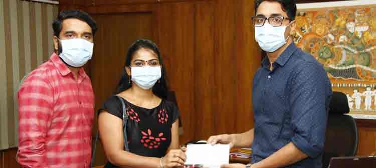 മുഖ്യമന്ത്രിയുടെ ദുരിതാശ്വാസനിധിയിലേക്ക് അരലക്ഷം രൂപ സംഭാവന നല്കി സോഷ്യല് മീഡിയ സെലിബ്രിറ്റി ദമ്പതികള് മുഖ്യമന്ത്രിയുടെ ദുരിതാശ്വാസനിധിയിലേക്ക് അരലക്ഷം രൂപ സംഭാവന നല്കി സോഷ്യല് മീഡിയ സെലിബ്രിറ്റി ദമ്പതികള്