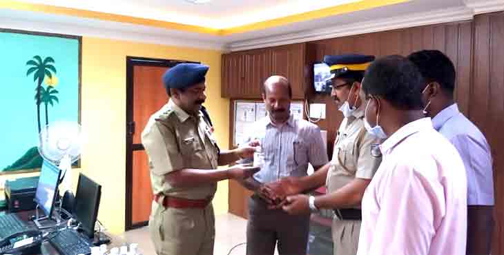 പോലീസുദ്യോഗസ്ഥർക്ക് പോക്കറ്റിൽ സൂക്ഷിക്കാവുന്ന ചെറിയ കുപ്പികളിൽ സാനിട്ടൈസർ നിർമ്മിച്ച് നല്കി പോലീസ് അസോസിയേഷൻ പോലീസുദ്യോഗസ്ഥർക്ക് പോക്കറ്റിൽ സൂക്ഷിക്കാവുന്ന ചെറിയ കുപ്പികളിൽ സാനിട്ടൈസർ നിർമ്മിച്ച് നല്കി പോലീസ് അസോസിയേഷൻ