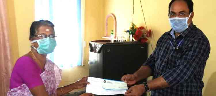 പെന്ഷന് തുക യായ 30,000 രൂപ ദുരിതാശ്വാസ നിധിയിലേക്ക് സംഭാവന നല്കി മുന് അസിസ്റ്റന്റ് ജില്ലാ ട്രഷറി ഓഫീസര് പെന്ഷന് തുക യായ 30,000 രൂപ ദുരിതാശ്വാസ നിധിയിലേക്ക് സംഭാവന നല്കി മുന് അസിസ്റ്റന്റ് ജില്ലാ ട്രഷറി ഓഫീസര്