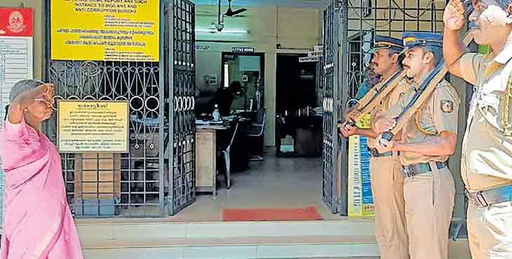 വീടുകാക്കും പോലെ സ്റ്റേഷനും പരിസരവും കാത്തു; വിരമിക്കുന്ന പാർട്ട് ടൈം സ്വീപ്പർക്ക് ഗാർഡ് ഓഫ് ഓണർ നൽകി ആദരം വീടുകാക്കും പോലെ സ്റ്റേഷനും പരിസരവും കാത്തു; വിരമിക്കുന്ന പാർട്ട് ടൈം സ്വീപ്പർക്ക് ഗാർഡ് ഓഫ് ഓണർ നൽകി ആദരം