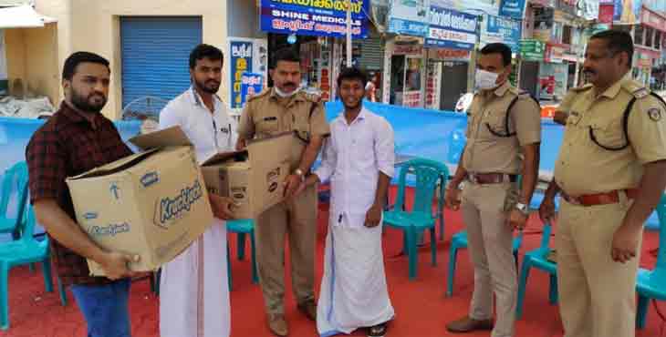 നിയമപാലകര്ക്ക് ഭക്ഷണപ്പൊതികളുമായി രാജീവ് യൂത്ത് ഫൗണ്ടേഷൻ നിയമപാലകര്ക്ക് ഭക്ഷണപ്പൊതികളുമായി രാജീവ് യൂത്ത് ഫൗണ്ടേഷൻ
