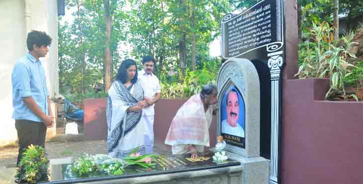 കെ.എം മാണിയുടെ സ്മരണയ്ക്ക്മുന്നില് കണ്ണീര് പുക്കളര്പ്പിച്ച് കുടുംബവും നേതാക്കളും കെ.എം മാണിയുടെ സ്മരണയ്ക്ക്മുന്നില് കണ്ണീര് പുക്കളര്പ്പിച്ച് കുടുംബവും നേതാക്കളും