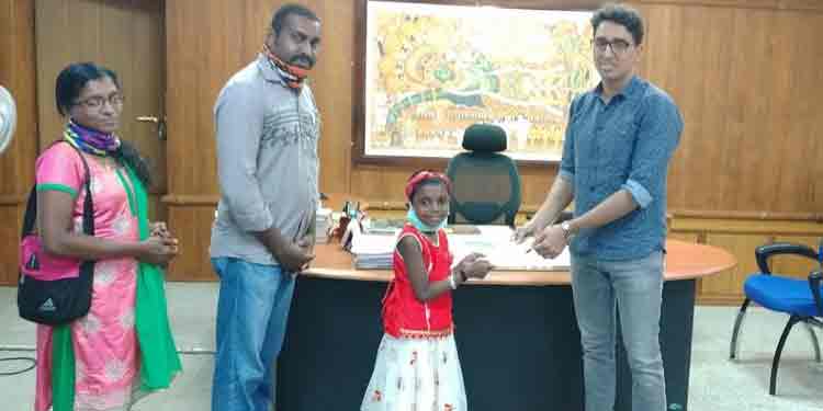 വിഷു കൈനീട്ടം ദുരിതാശ്വാസ നിധിയിലേക്ക് നല്കി കുരുന്നു വിദ്യാര്ഥിനി വിഷു കൈനീട്ടം ദുരിതാശ്വാസ നിധിയിലേക്ക് നല്കി കുരുന്നു വിദ്യാര്ഥിനി