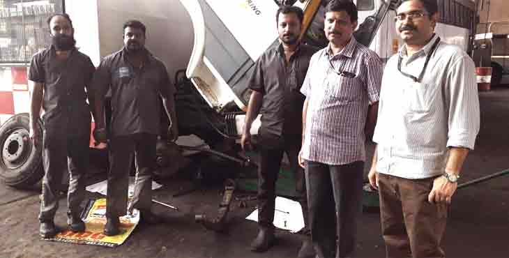 വാഹനങ്ങള് നന്നാക്കി നല്കുന്ന പത്തനംതിട്ട കെ.എസ്.ആര്.ടി.സി മെക്കാനിക്കല് ടീമിന് അഭിന്ദനവുമായി മന്ത്രി വാഹനങ്ങള് നന്നാക്കി നല്കുന്ന പത്തനംതിട്ട കെ.എസ്.ആര്.ടി.സി മെക്കാനിക്കല് ടീമിന് അഭിന്ദനവുമായി മന്ത്രി