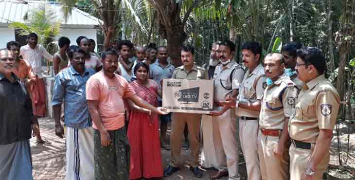 ഇതരസംസ്ഥാന തൊഴിലാളികൾക്ക് ഇലവുംതിട്ട ജനമൈത്രി പോലീസ് എല്.ഇ.ഡി ടി.വി നല്കി ഇതരസംസ്ഥാന തൊഴിലാളികൾക്ക് ഇലവുംതിട്ട ജനമൈത്രി പോലീസ് എല്.ഇ.ഡി ടി.വി നല്കി