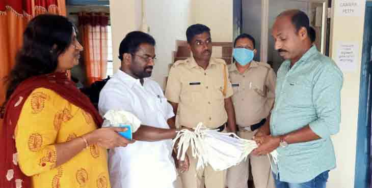 ജവഹർ ബാലജനവേദി മാസ്ക്കും ഗ്ലൗസും നൽകി ജവഹർ ബാലജനവേദി മാസ്ക്കും ഗ്ലൗസും നൽകി
