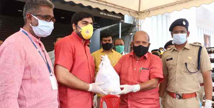 മുന്നണിപ്പോരാളികൾക്ക് പഴക്കൂടകൾ ഒരുക്കി ഹോർട്ടികോർപ്പ് മുന്നണിപ്പോരാളികൾക്ക് പഴക്കൂടകൾ ഒരുക്കി ഹോർട്ടികോർപ്പ്