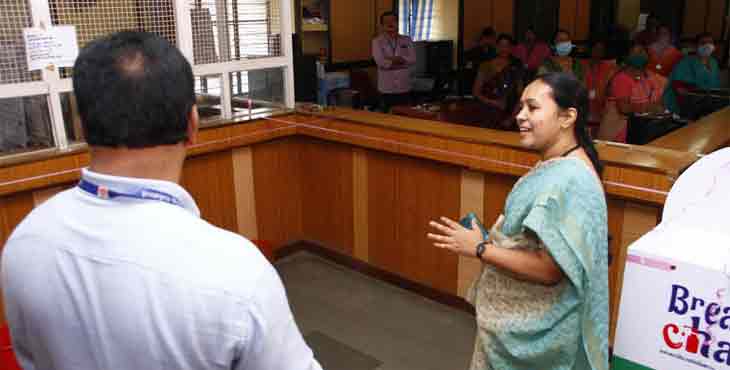 ഏപ്രില് മാസത്തെ സര്വീസ്, ഫാമിലി പെന്ഷന് വിതരണം തുടങ്ങി ; പത്തനംതിട്ട ജില്ലയില് ആദ്യദിനം 1576 പേര് പെന്ഷന് കൈപ്പറ്റി ഏപ്രില് മാസത്തെ സര്വീസ്, ഫാമിലി പെന്ഷന് വിതരണം തുടങ്ങി ; പത്തനംതിട്ട ജില്ലയില് ആദ്യദിനം 1576 പേര് പെന്ഷന് കൈപ്പറ്റി