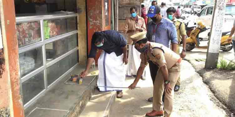 കോന്നിയിലെ വ്യാപാര സ്ഥാപനങ്ങളില് സാമൂഹ്യഅകലം പാലിക്കാന് മാര്ക്കിംഗ് ആരംഭിച്ചു കോന്നിയിലെ വ്യാപാര സ്ഥാപനങ്ങളില് സാമൂഹ്യഅകലം പാലിക്കാന് മാര്ക്കിംഗ് ആരംഭിച്ചു