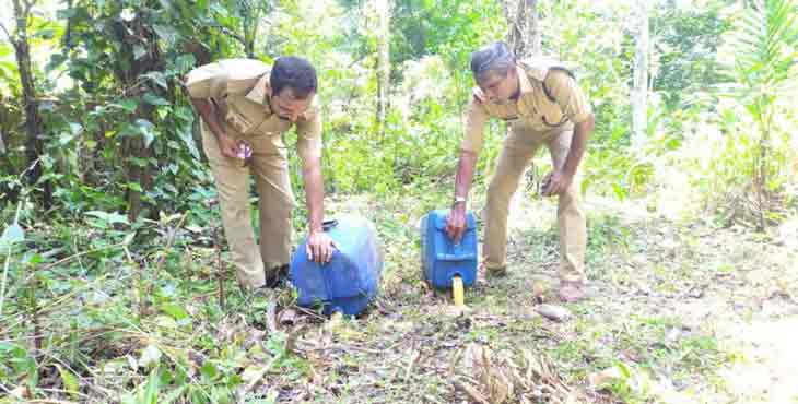 കോടയും വാറ്റുപകരണങ്ങളും പിടിച്ചെടുത്തു കോടയും വാറ്റുപകരണങ്ങളും പിടിച്ചെടുത്തു