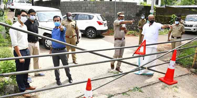 പത്തനംതിട്ട ജില്ല പൂര്ണ്ണമായും സീല് ചെയ്തു ; അതിര്ത്തികളിലെ മുഴുവന് ചെറിയ റോഡുകളും അടച്ചു ; ജനങ്ങള് സഹകരിക്കണമെന്ന് ജില്ലാ കളക്ടര് പത്തനംതിട്ട ജില്ല പൂര്ണ്ണമായും സീല് ചെയ്തു ; അതിര്ത്തികളിലെ മുഴുവന് ചെറിയ റോഡുകളും അടച്ചു ; ജനങ്ങള് സഹകരിക്കണമെന്ന് ജില്ലാ കളക്ടര്