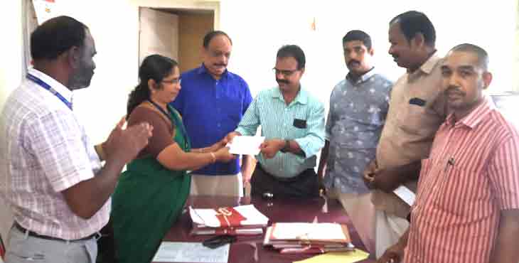 കുമ്പഴ സര്വീസ് സഹകരണ ബാങ്ക് മുഖ്യമന്ത്രിയുടെ ദുരിതാശ്വസനിധിലേക്ക് അഞ്ചു ലക്ഷം രൂപ നല്കി കുമ്പഴ സര്വീസ് സഹകരണ ബാങ്ക് മുഖ്യമന്ത്രിയുടെ ദുരിതാശ്വസനിധിലേക്ക് അഞ്ചു ലക്ഷം രൂപ നല്കി