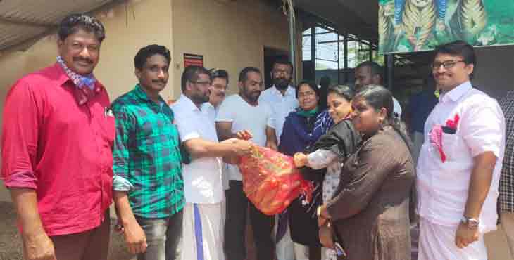 പത്തനംതിട്ട നഗരസഭ കമ്മ്യൂണിറ്റി കിച്ചണിലേക്ക് സി.പി.ഐ ലോക്കൽ കമ്മിറ്റി അരിയും പച്ചക്കറികളും എത്തിച്ചു പത്തനംതിട്ട നഗരസഭ കമ്മ്യൂണിറ്റി കിച്ചണിലേക്ക് സി.പി.ഐ ലോക്കൽ കമ്മിറ്റി അരിയും പച്ചക്കറികളും എത്തിച്ചു