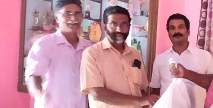 സിപിഐ (എം) വി.കോട്ടയം അന്തിചന്ത ബ്രാഞ്ചിന്റെ നേതൃത്വത്തിൽ കിറ്റ് വിതരണം സിപിഐ (എം) വി.കോട്ടയം അന്തിചന്ത ബ്രാഞ്ചിന്റെ നേതൃത്വത്തിൽ കിറ്റ് വിതരണം