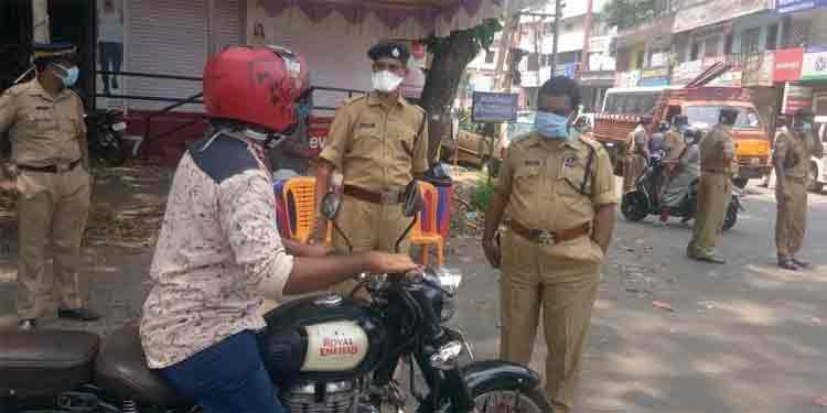 ജില്ലയുടെ അതിര്ത്തികള് അടച്ചു ; സുരക്ഷ ഉറപ്പാക്കി പോലീസ് ജില്ലയുടെ അതിര്ത്തികള് അടച്ചു ; സുരക്ഷ ഉറപ്പാക്കി പോലീസ്