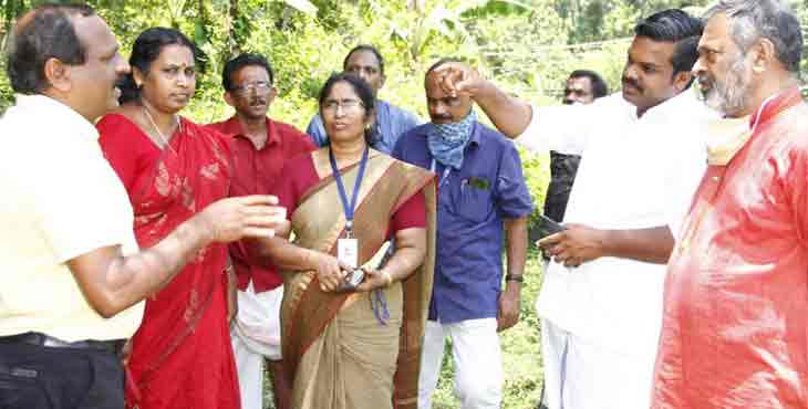 കെയര്ഹോം പദ്ധതി : കെ.യു.ജനീഷ് കുമാറിന്റെ നേതൃത്വത്തില് സ്ഥലപരിശോധന നടത്തി കെയര്ഹോം പദ്ധതി : കെ.യു.ജനീഷ് കുമാറിന്റെ നേതൃത്വത്തില് സ്ഥലപരിശോധന നടത്തി
