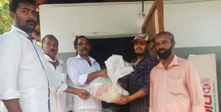 സമൂഹ അടുക്കളയിലേക്ക് ഭക്ഷ്യ വസ്തുക്കൾ കൈമാറി സമൂഹ അടുക്കളയിലേക്ക് ഭക്ഷ്യ വസ്തുക്കൾ കൈമാറി