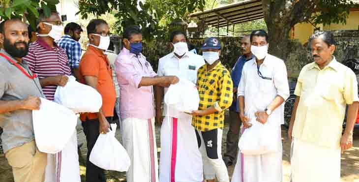 കുട്ടികള്ക്കായി കിറ്റ് വിതരണം ചെയ്ത് സ്പോര്ട്സ് കൗണ്സില് കുട്ടികള്ക്കായി കിറ്റ് വിതരണം ചെയ്ത് സ്പോര്ട്സ് കൗണ്സില്