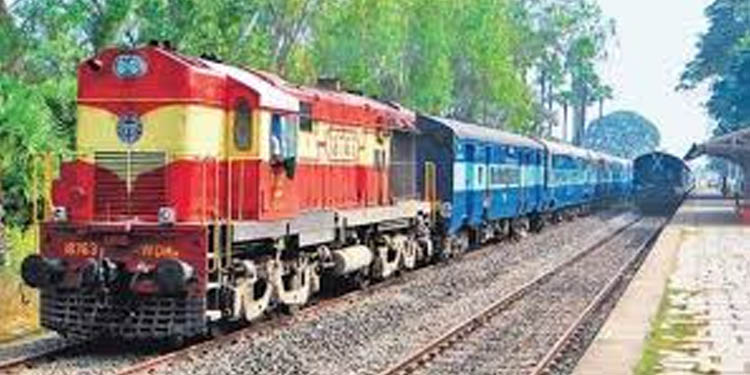 ദീര്ഘ ദൂര തീവണ്ടികളില് കേരളത്തിനകത്ത് യാത്ര ചെയ്യാന് സംസ്ഥാന സര്ക്കാരിന്റെ അനുമതി ദീര്ഘ ദൂര തീവണ്ടികളില് കേരളത്തിനകത്ത് യാത്ര ചെയ്യാന് സംസ്ഥാന സര്ക്കാരിന്റെ അനുമതി