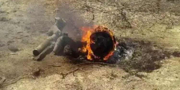 ഇന്ത്യന് വ്യോമസേനയുടെ യുദ്ധവിമാനം തകര്ന്നു വീണു ; പൈലറ്റ് സാഹസികമായി രക്ഷപ്പെട്ടു ഇന്ത്യന് വ്യോമസേനയുടെ യുദ്ധവിമാനം തകര്ന്നു വീണു ; പൈലറ്റ് സാഹസികമായി രക്ഷപ്പെട്ടു