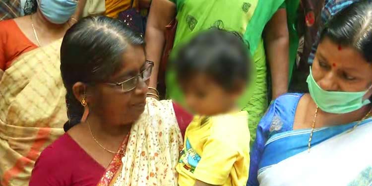 ശിശുക്ഷേമ സമിതിയുടെ നിര്ദ്ദേശപ്രകാരം ഉത്രയുടെ വീട്ടുകാര്ക്ക് കുട്ടിയെ കൈമാറി ശിശുക്ഷേമ സമിതിയുടെ നിര്ദ്ദേശപ്രകാരം ഉത്രയുടെ വീട്ടുകാര്ക്ക് കുട്ടിയെ കൈമാറി