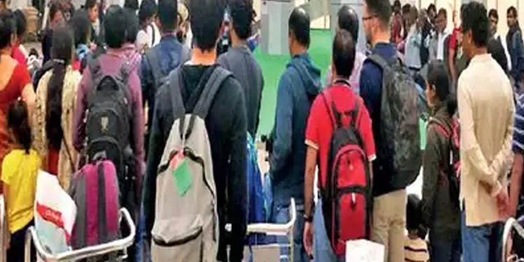 തകര്ന്ന ഹൃദയവുമായി പ്രവാസികള് ; മടങ്ങുന്നവരില് നല്ലൊരു ശതമാനം ജോലി നഷ്ടപ്പെട്ടവര് തകര്ന്ന ഹൃദയവുമായി പ്രവാസികള് ; മടങ്ങുന്നവരില് നല്ലൊരു ശതമാനം ജോലി നഷ്ടപ്പെട്ടവര്