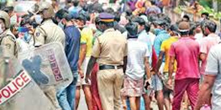 ട്രെയിന് അവസാന നിമിഷം റദ്ദാക്കി ; പത്തനംതിട്ടയിലും ഏനാത്തും ഇതരസംസ്ഥാന തൊഴിലാളികളുടെ പ്രതിഷേധം ; ലാത്തി ചാര്ജ് ട്രെയിന് അവസാന നിമിഷം റദ്ദാക്കി ; പത്തനംതിട്ടയിലും ഏനാത്തും ഇതരസംസ്ഥാന തൊഴിലാളികളുടെ പ്രതിഷേധം ; ലാത്തി ചാര്ജ്