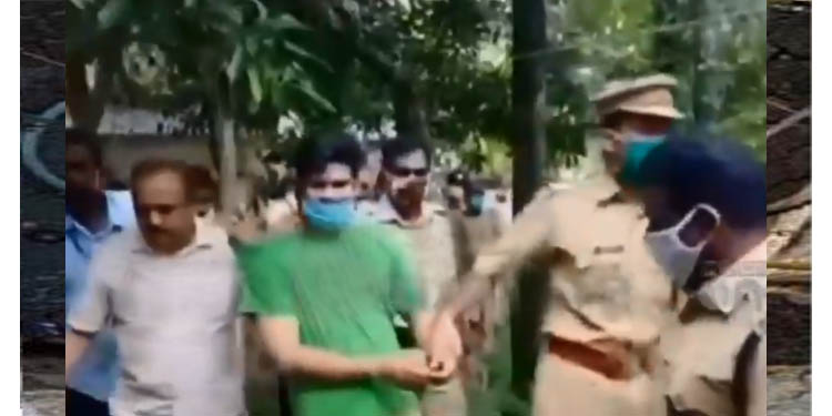 ഒന്നാം പ്രതിയായ ഭര്ത്താവ് സൂരജിനെ ഉത്രയുടെ അഞ്ചലിലെ വീട്ടില് എത്തിച്ച് തെളിവെടുക്കുന്നു ഒന്നാം പ്രതിയായ ഭര്ത്താവ് സൂരജിനെ ഉത്രയുടെ അഞ്ചലിലെ വീട്ടില് എത്തിച്ച് തെളിവെടുക്കുന്നു