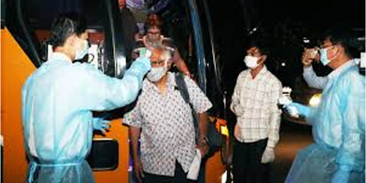 ഇളവുകള് തിരിച്ചടിയായെന്ന് ആരോഗ്യവിദഗ്ദ്ധര് ; കേരളം കോവിഡ് സമൂഹവ്യാപനത്തിലേയ്ക്ക് കടന്നതായി സംശയം ഇളവുകള് തിരിച്ചടിയായെന്ന് ആരോഗ്യവിദഗ്ദ്ധര് ; കേരളം കോവിഡ് സമൂഹവ്യാപനത്തിലേയ്ക്ക് കടന്നതായി സംശയം