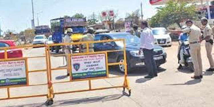 കേരളത്തിലേക്ക് കടക്കാനാകാതെ തലപ്പാടിയില് ആള്ക്കൂട്ടം ; കേരള സര്ക്കാര് ഇടപെടുന്നില്ലെന്നും ആക്ഷേപം കേരളത്തിലേക്ക് കടക്കാനാകാതെ തലപ്പാടിയില് ആള്ക്കൂട്ടം ; കേരള സര്ക്കാര് ഇടപെടുന്നില്ലെന്നും ആക്ഷേപം
