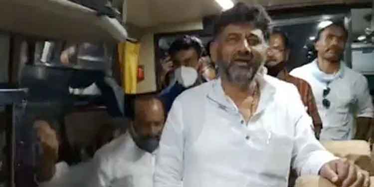 ബംഗളൂരുവിൽ നിന്ന് കേരളത്തിലേക്ക് കോൺഗ്രസിന്റെ ആദ്യ ബസ് എത്തി ബംഗളൂരുവിൽ നിന്ന് കേരളത്തിലേക്ക് കോൺഗ്രസിന്റെ ആദ്യ ബസ് എത്തി