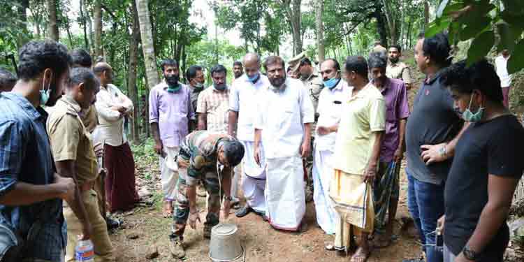 കടുവയെ പിടിക്കാന് കൂടുതല് റാപ്പിഡ് റെസ്പോണ്സ് ടീമിനെ നിയോഗിക്കണം : രാജുഎബ്രഹാം എംഎല്എ കടുവയെ പിടിക്കാന് കൂടുതല് റാപ്പിഡ് റെസ്പോണ്സ് ടീമിനെ നിയോഗിക്കണം : രാജുഎബ്രഹാം എംഎല്എ