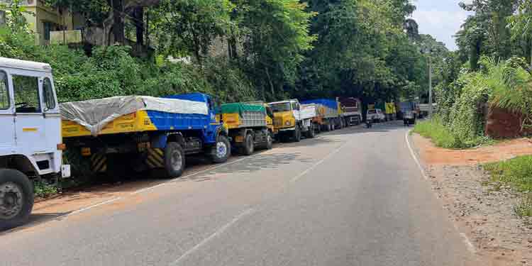 കോന്നിയുടെ പൊതു നിരത്തുകൾ കൈയ്യടക്കി കൊലവിളിയുമായി ടിപ്പറുകള് കോന്നിയുടെ പൊതു നിരത്തുകൾ കൈയ്യടക്കി കൊലവിളിയുമായി ടിപ്പറുകള്