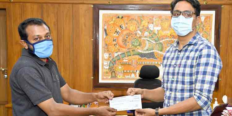 മുഖ്യമന്ത്രിയുടെ ദുരിതാശ്വാസനിധിയിലേക്ക് ക്വാറന്റൈനില് കഴിയുന്ന പ്രവാസി 25,000 രൂപ നല്കി മുഖ്യമന്ത്രിയുടെ ദുരിതാശ്വാസനിധിയിലേക്ക് ക്വാറന്റൈനില് കഴിയുന്ന പ്രവാസി 25,000 രൂപ നല്കി