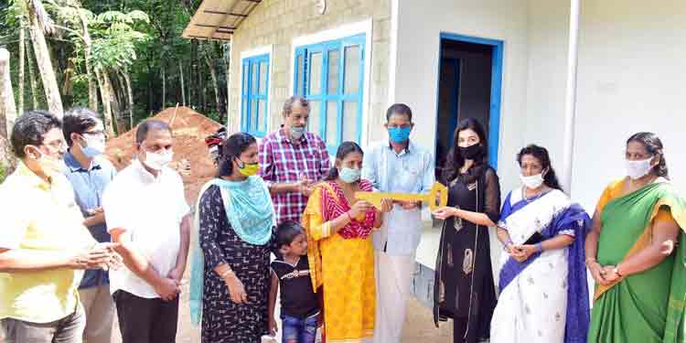 മൂന്ന് കുടുംബങ്ങൾക്ക് ഭൂമി വീതിച്ചു നൽകിയ മണികണ്ഠൻ നായർക്ക് തണലൊരുക്കി ഡോ.എം.എസ്.സുനിൽ മൂന്ന് കുടുംബങ്ങൾക്ക് ഭൂമി വീതിച്ചു നൽകിയ മണികണ്ഠൻ നായർക്ക് തണലൊരുക്കി ഡോ.എം.എസ്.സുനിൽ
