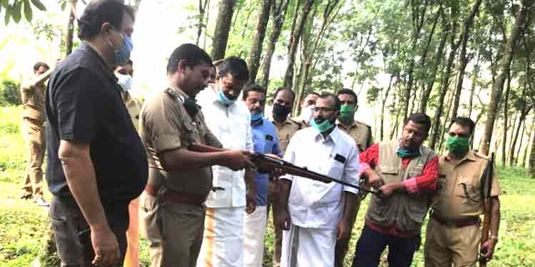കാട്ടുപന്നിക്കെതിരെ ആദ്യ വെടിയുണ്ട കോന്നിയില് ; കൃഷി നശിപ്പിക്കുന്നതും മനുഷ്യനെ ആക്രമിക്കുന്നതുമായ കാട്ടുപന്നികളെ കൊല്ലുന്നതിനു തുടക്കം കാട്ടുപന്നിക്കെതിരെ ആദ്യ വെടിയുണ്ട കോന്നിയില് ; കൃഷി നശിപ്പിക്കുന്നതും മനുഷ്യനെ ആക്രമിക്കുന്നതുമായ കാട്ടുപന്നികളെ കൊല്ലുന്നതിനു തുടക്കം