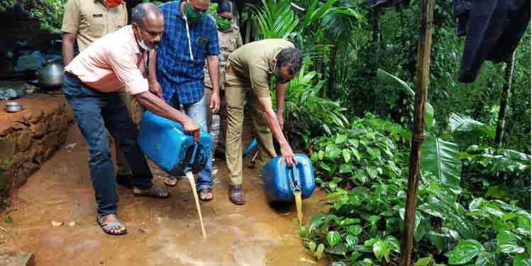 തണ്ണിത്തോട്ടില് നിന്ന് ചാരായവും കോടയും വാറ്റുപകരണങ്ങളും പിടിച്ചെടുത്തു തണ്ണിത്തോട്ടില് നിന്ന് ചാരായവും കോടയും വാറ്റുപകരണങ്ങളും പിടിച്ചെടുത്തു
