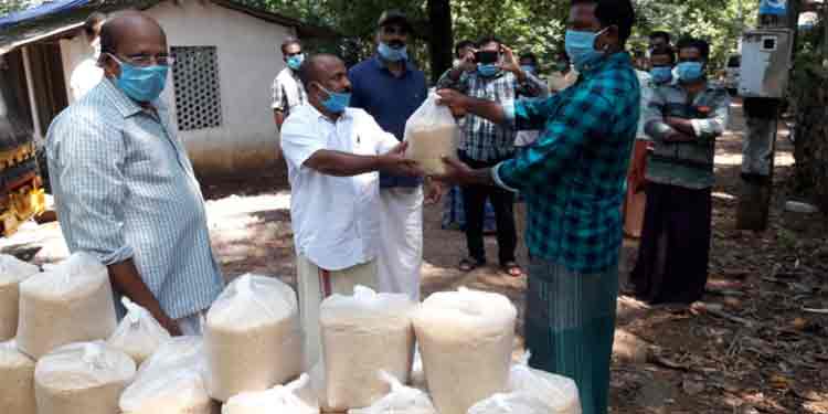 സി.പി.ഐ കോന്നി മണ്ഡലം കമ്മിറ്റിയുടെ നേതൃത്വത്തിൽ ഭക്ഷ്യ കിറ്റുകൾ വിതരണം ചെയ്തു സി.പി.ഐ കോന്നി മണ്ഡലം കമ്മിറ്റിയുടെ നേതൃത്വത്തിൽ ഭക്ഷ്യ കിറ്റുകൾ വിതരണം ചെയ്തു