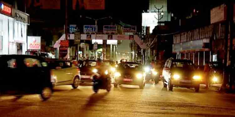 ലോക്ക്ഡൗണ് ലംഘനം : കൊച്ചി നഗരത്തില് പോലീസിന്റെ മിന്നല് പരിശോധന ; കുടുങ്ങിയത് നിരവധിപ്പേര് ലോക്ക്ഡൗണ് ലംഘനം : കൊച്ചി നഗരത്തില് പോലീസിന്റെ മിന്നല് പരിശോധന ; കുടുങ്ങിയത് നിരവധിപ്പേര്