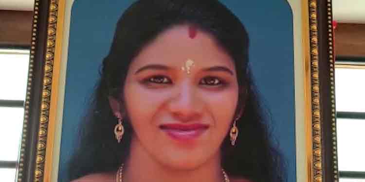 ഭര്ത്താവിന് പാമ്പ് പിടിത്തക്കാരുമായി ബന്ധം ; ഉത്രയുടെ മരണത്തിൽ ദുരൂഹത ഭര്ത്താവിന് പാമ്പ് പിടിത്തക്കാരുമായി ബന്ധം ; ഉത്രയുടെ മരണത്തിൽ ദുരൂഹത