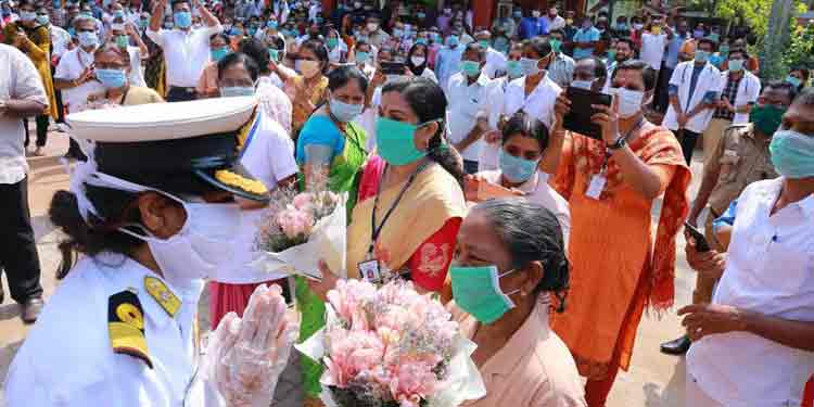 നിറപുഞ്ചിരിയോടെ കൈവീശി സൈന്യത്തിന്റെ ആദരമേറ്റുവാങ്ങി കേരളത്തിലെ ആരോഗ്യ പ്രവർത്തകർ നിറപുഞ്ചിരിയോടെ കൈവീശി സൈന്യത്തിന്റെ ആദരമേറ്റുവാങ്ങി കേരളത്തിലെ ആരോഗ്യ പ്രവർത്തകർ