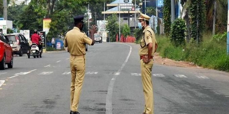 സംസ്ഥാനത്ത് ഇന്ന് സമ്പൂർണ ലോക്ക്ഡൗണ് ; അവശ്യസേവനങ്ങൾക്ക് മാത്രം അനുമതി സംസ്ഥാനത്ത് ഇന്ന് സമ്പൂർണ ലോക്ക്ഡൗണ് ; അവശ്യസേവനങ്ങൾക്ക് മാത്രം അനുമതി