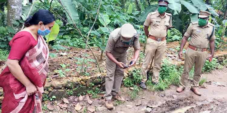 കുമ്പഴ – നെടുമനാല് ഭാഗത്ത് വന്യമ്യഗങ്ങളുടേതെന്ന് തോന്നുന്ന കാല്പ്പാടുകള് ; വനംവകുപ്പ് പ്രത്യേക നിരീക്ഷണം നടത്തും കുമ്പഴ – നെടുമനാല് ഭാഗത്ത് വന്യമ്യഗങ്ങളുടേതെന്ന് തോന്നുന്ന കാല്പ്പാടുകള് ; വനംവകുപ്പ് പ്രത്യേക നിരീക്ഷണം നടത്തും