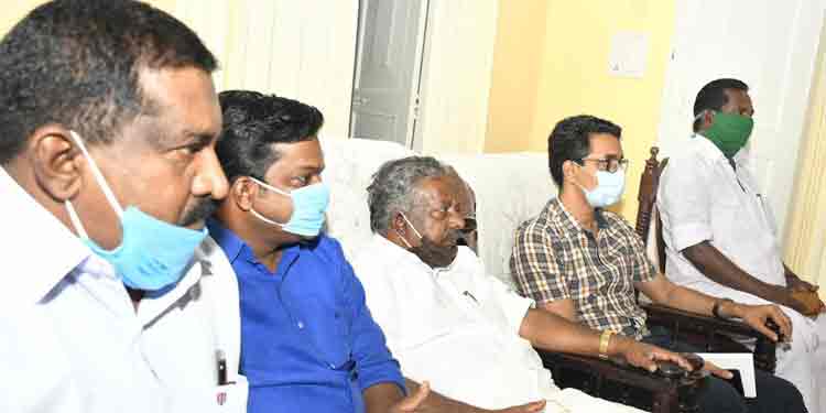 കടുവയെ കണ്ടാല് ഷാര്പ് ഷൂട്ടറുടെ സഹായത്തോടെ വെടി വയ്ക്കാന് സര്ക്കാര് ഉത്തരവ് നല്കിയിട്ടുണ്ട് ; മന്ത്രി കെ. രാജു കടുവയെ കണ്ടാല് ഷാര്പ് ഷൂട്ടറുടെ സഹായത്തോടെ വെടി വയ്ക്കാന് സര്ക്കാര് ഉത്തരവ് നല്കിയിട്ടുണ്ട് ; മന്ത്രി കെ. രാജു