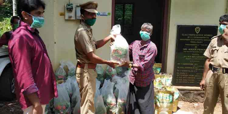 കാട്ടാത്തി ആദിവാസി കോളനിയില് എക്സൈസ് അരിയും പച്ചക്കറികിറ്റും വിതരണം ചെയ്തു കാട്ടാത്തി ആദിവാസി കോളനിയില് എക്സൈസ് അരിയും പച്ചക്കറികിറ്റും വിതരണം ചെയ്തു