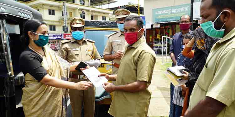 കോവിഡ് പ്രതിരോധം : നഗരത്തിലെ ഓട്ടോറിക്ഷകളില് ഫൈബര് ഷീല്ഡുകള് ഘടിപ്പിക്കല് ആരംഭിച്ചു കോവിഡ് പ്രതിരോധം : നഗരത്തിലെ ഓട്ടോറിക്ഷകളില് ഫൈബര് ഷീല്ഡുകള് ഘടിപ്പിക്കല് ആരംഭിച്ചു