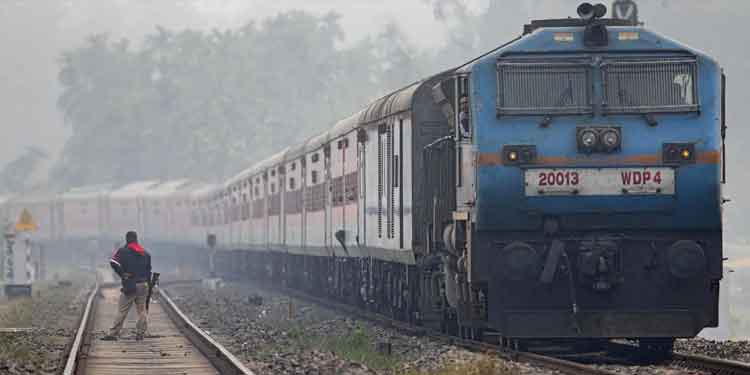 ഡൽഹി-തിരുവനന്തപുരം ട്രെയിന് : കേരളത്തിലെ സ്റ്റോപ്പും സമയവും ഡൽഹി-തിരുവനന്തപുരം ട്രെയിന് : കേരളത്തിലെ സ്റ്റോപ്പും സമയവും