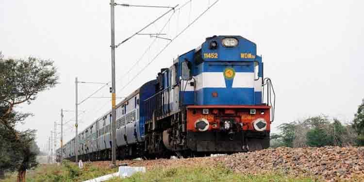 50 ദിവസങ്ങള്ക്കു ശേഷം രാജ്യത്ത് ട്രെയിന് ഗതാഗതം ; സര്വീസുകള് ഇങ്ങനെ… 50 ദിവസങ്ങള്ക്കു ശേഷം രാജ്യത്ത് ട്രെയിന് ഗതാഗതം ; സര്വീസുകള് ഇങ്ങനെ…