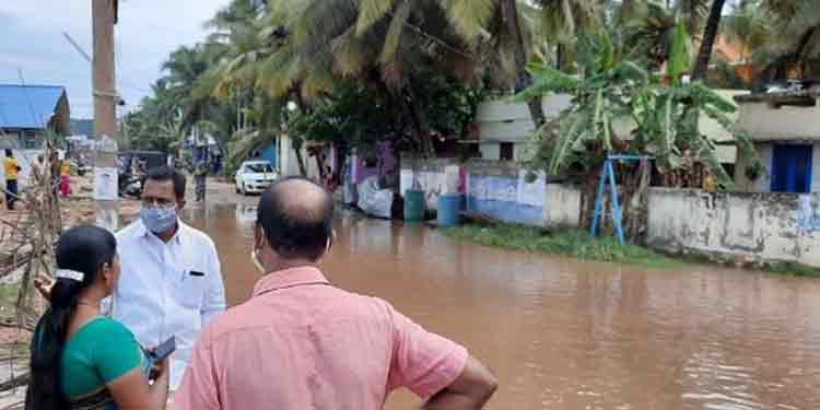 ശക്തമായ മഴ ; തിരുവനന്തപുരത്ത് തീരദേശ മേഖലയില് നിരവധി വീടുകള് വെള്ളത്തിലായി ശക്തമായ മഴ ; തിരുവനന്തപുരത്ത് തീരദേശ മേഖലയില് നിരവധി വീടുകള് വെള്ളത്തിലായി